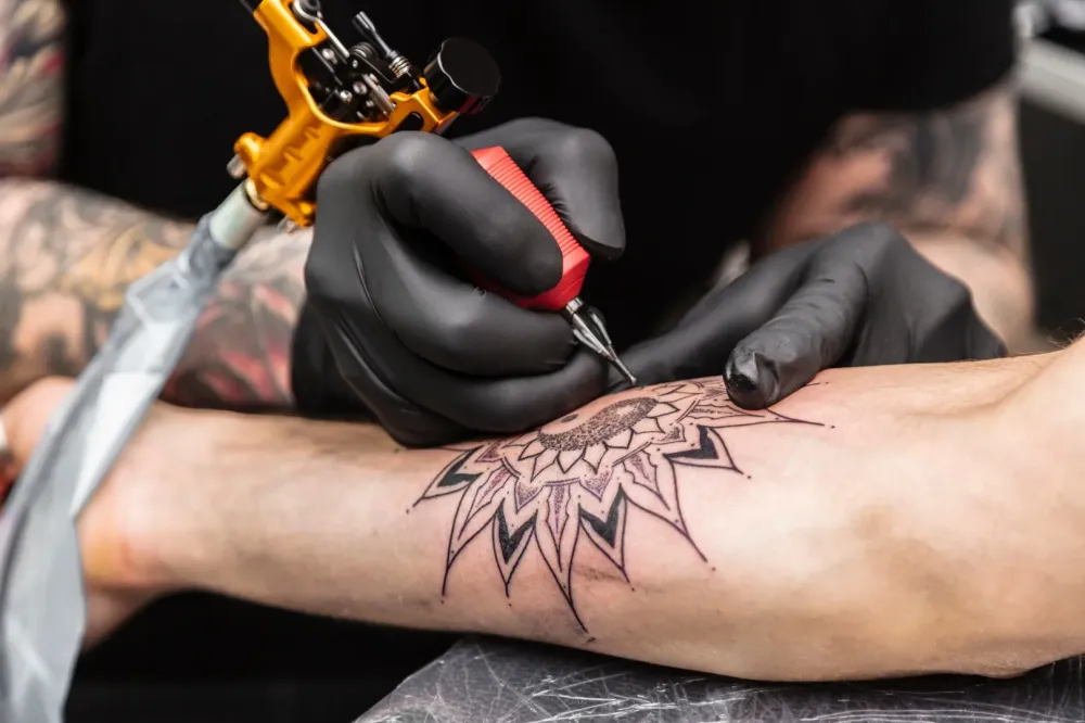 Tatouage noir et blanc près de Vincennes